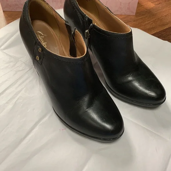 Clarks black leather bootie, staked wood 4” heel sz 9, rubber soles - Picture 5 of 7
